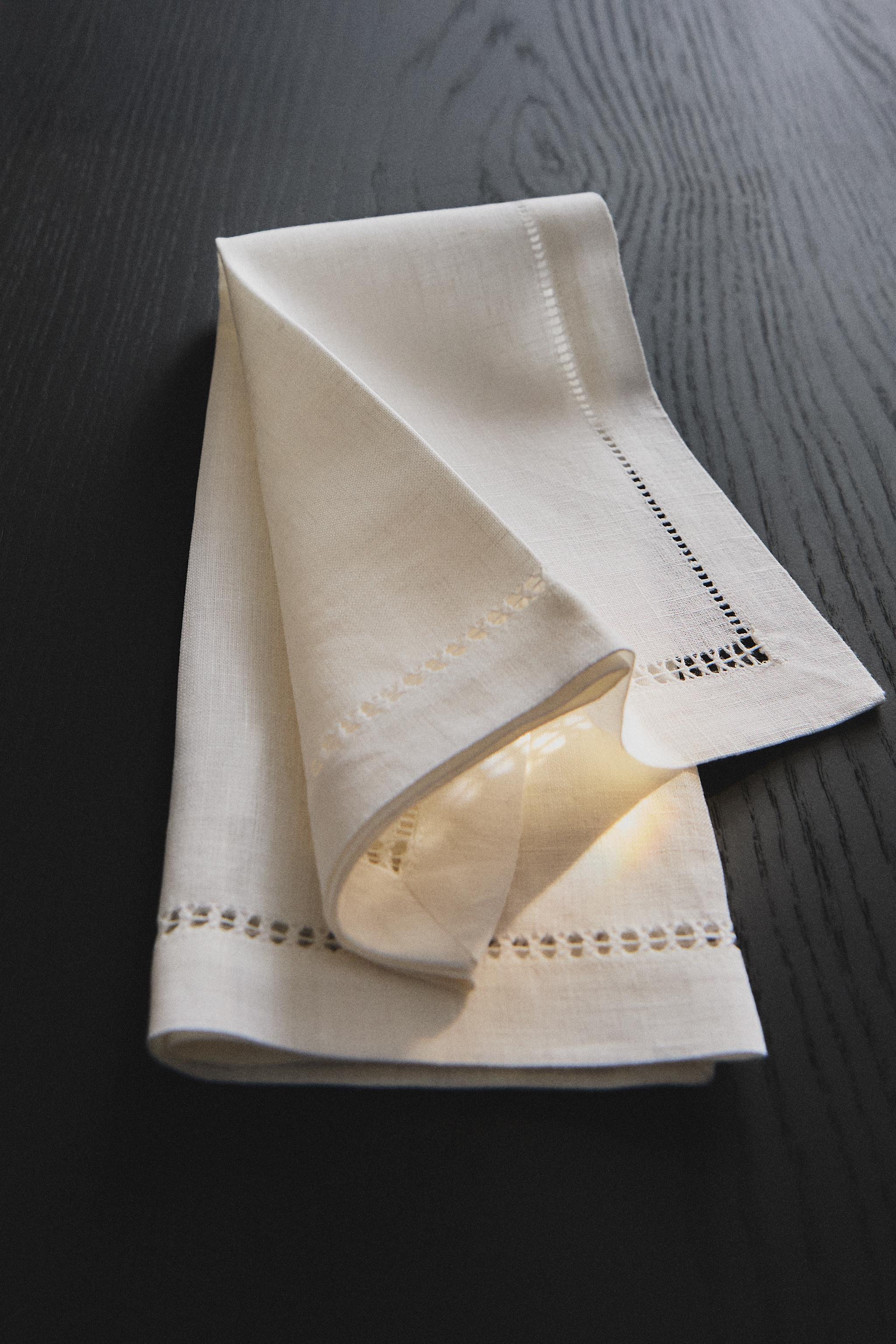 SET OF EMBROIDERED HEMSTITCHED NAPKINS (SET OF 2)
